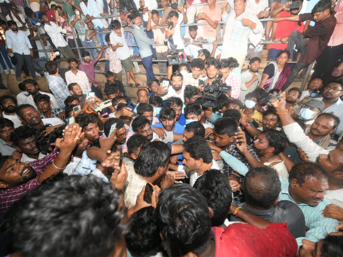 InPics: YS Jagan Warning To Chandrababu Over Farmers In Protest At Guntur Mirchi Yard8