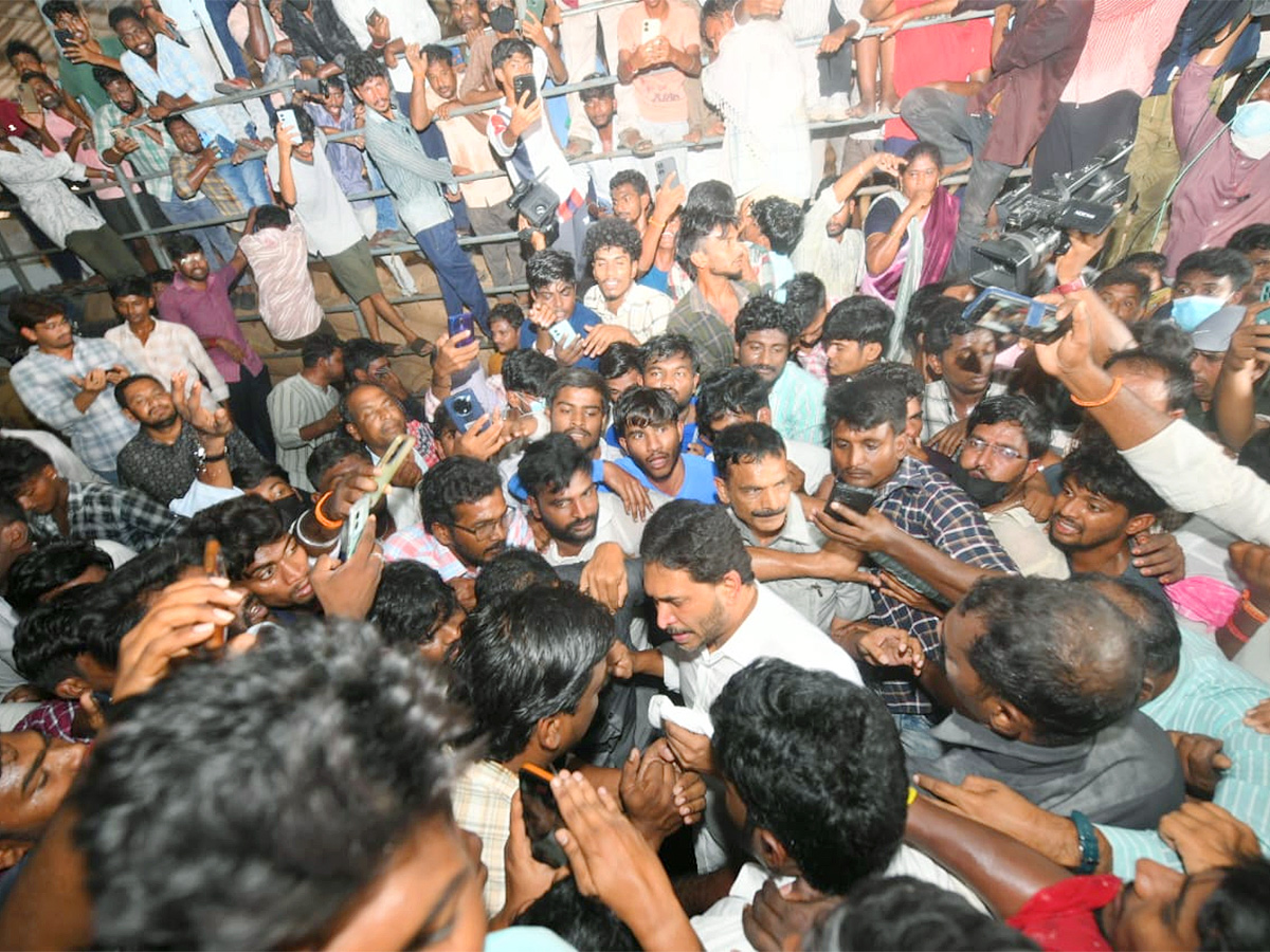 InPics: YS Jagan Warning To Chandrababu Over Farmers In Protest At Guntur Mirchi Yard9