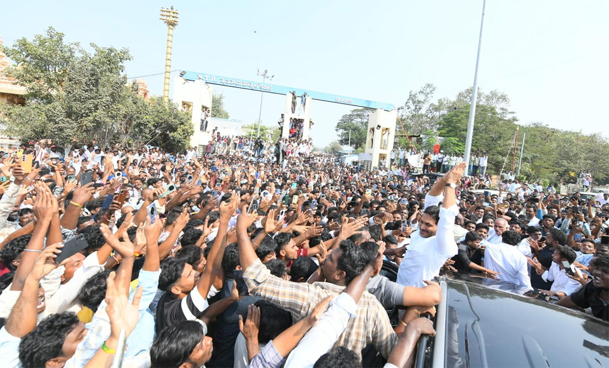 Massive Crowd At YS Jagan Guntur Visit Mirchi Yard Farmers Protest, Highlights Photos Gallery10