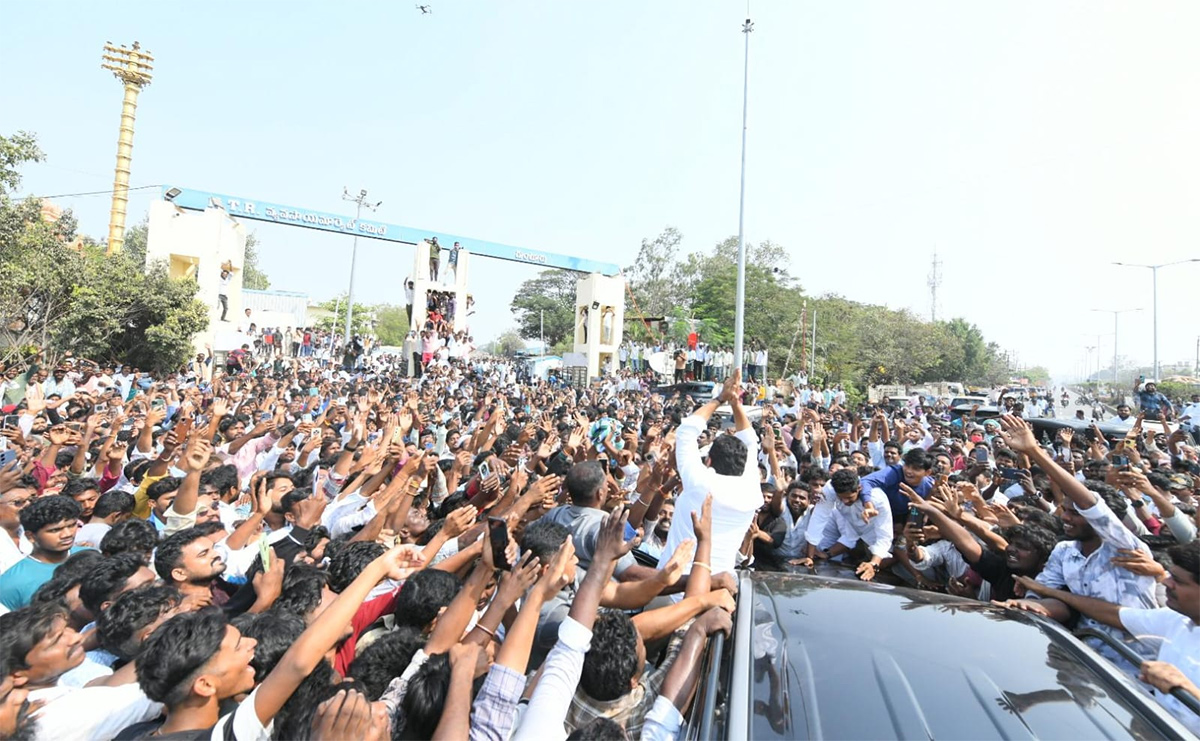 Massive Crowd At YS Jagan Guntur Visit Mirchi Yard Farmers Protest, Highlights Photos Gallery11