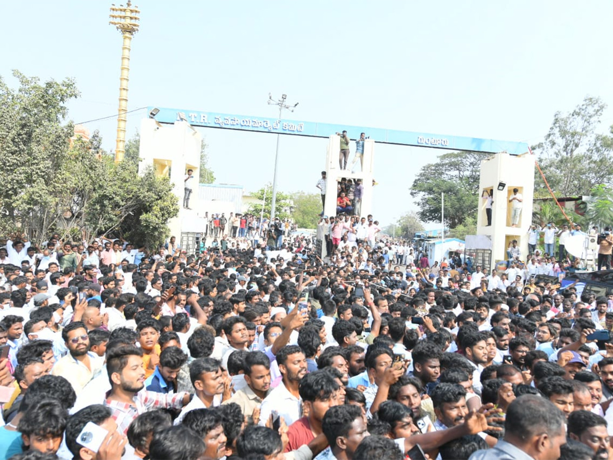 Massive Crowd At YS Jagan Guntur Visit Mirchi Yard Farmers Protest, Highlights Photos Gallery12