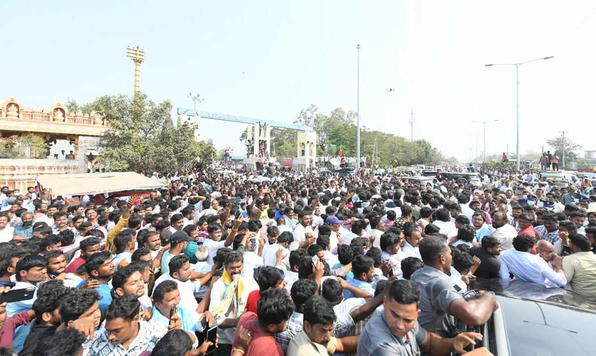 Massive Crowd At YS Jagan Guntur Visit Mirchi Yard Farmers Protest, Highlights Photos Gallery13