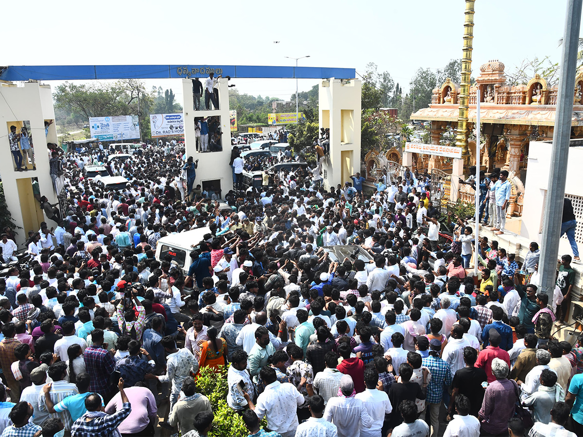 Massive Crowd At YS Jagan Guntur Visit Mirchi Yard Farmers Protest, Highlights Photos Gallery14