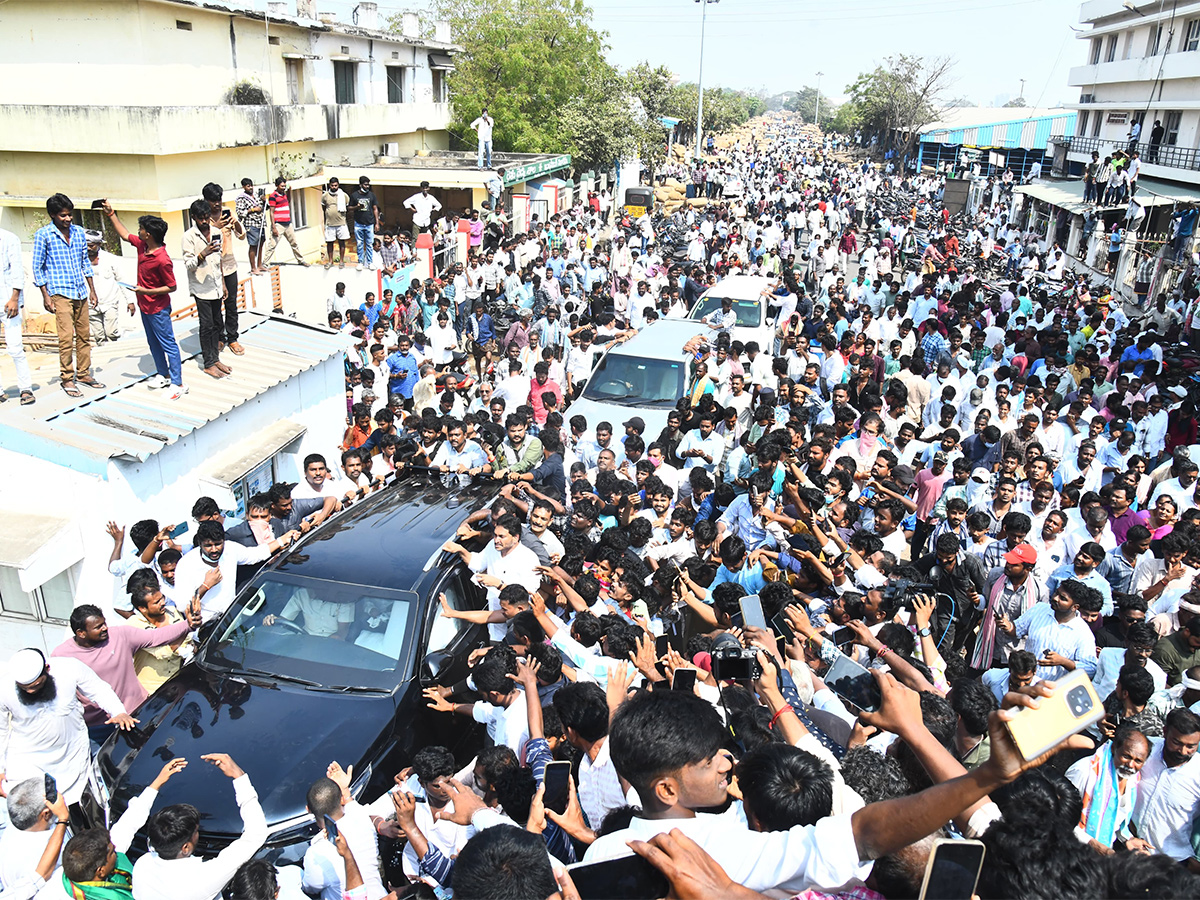 Massive Crowd At YS Jagan Guntur Visit Mirchi Yard Farmers Protest, Highlights Photos Gallery15