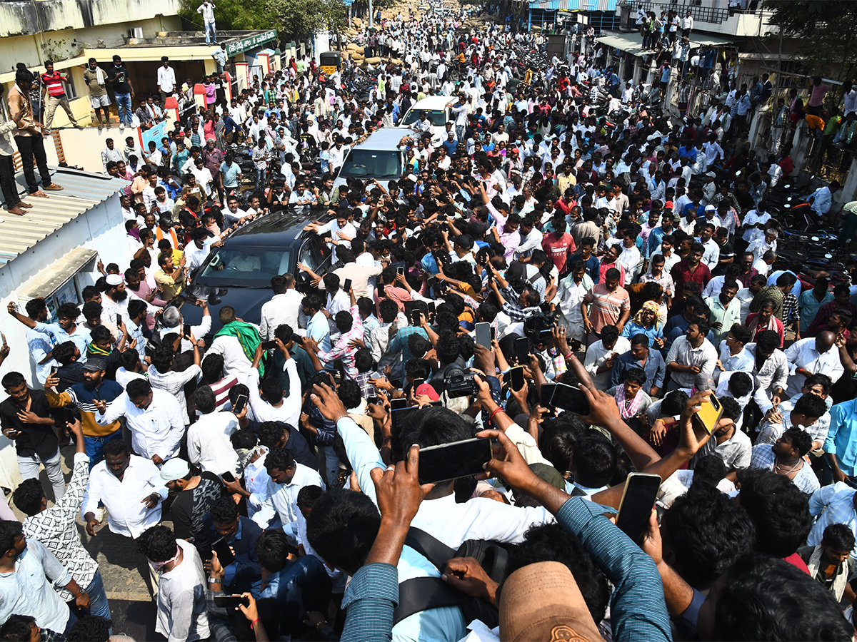 Massive Crowd At YS Jagan Guntur Visit Mirchi Yard Farmers Protest, Highlights Photos Gallery16