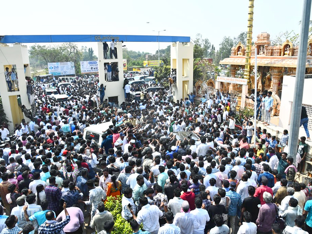 Massive Crowd At YS Jagan Guntur Visit Mirchi Yard Farmers Protest, Highlights Photos Gallery17