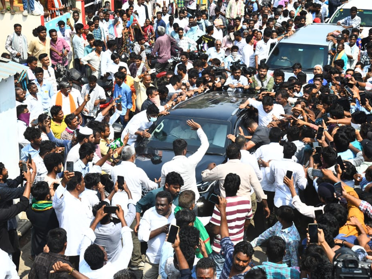 Massive Crowd At YS Jagan Guntur Visit Mirchi Yard Farmers Protest, Highlights Photos Gallery18