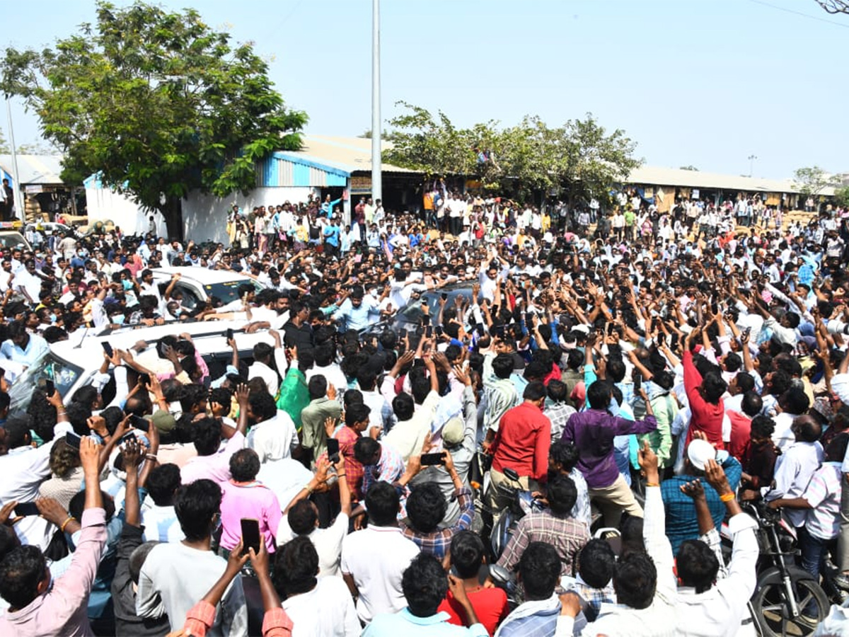 Massive Crowd At YS Jagan Guntur Visit Mirchi Yard Farmers Protest, Highlights Photos Gallery19