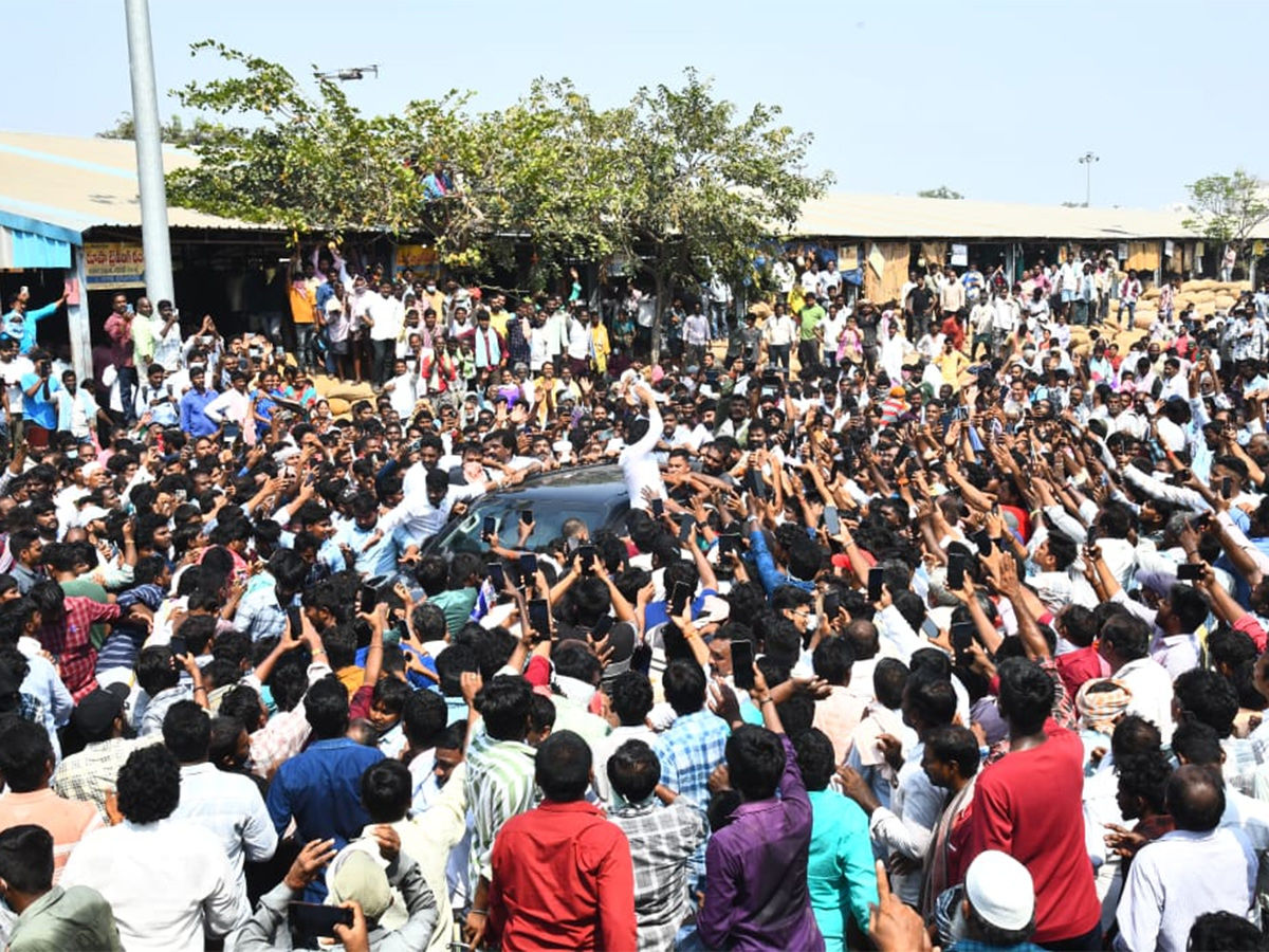 Massive Crowd At YS Jagan Guntur Visit Mirchi Yard Farmers Protest, Highlights Photos Gallery20