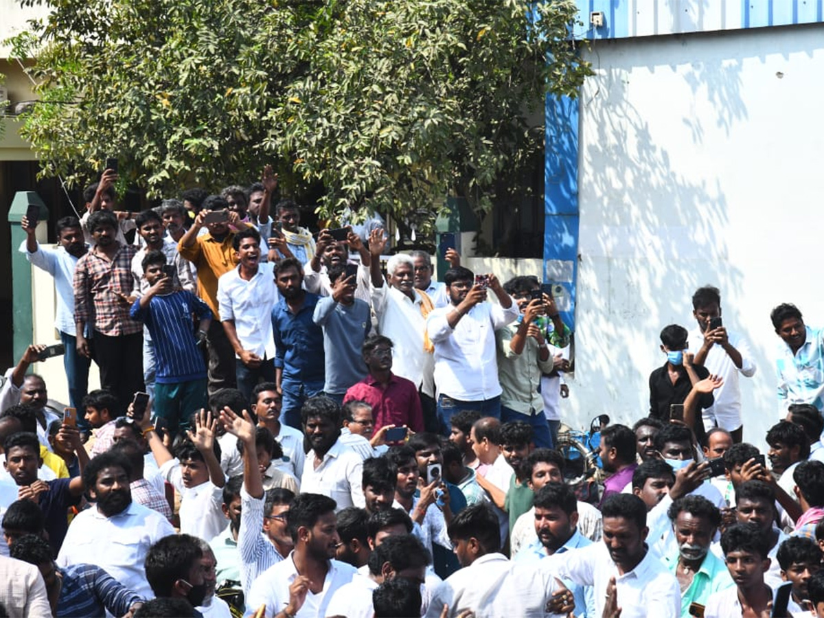 Massive Crowd At YS Jagan Guntur Visit Mirchi Yard Farmers Protest, Highlights Photos Gallery21