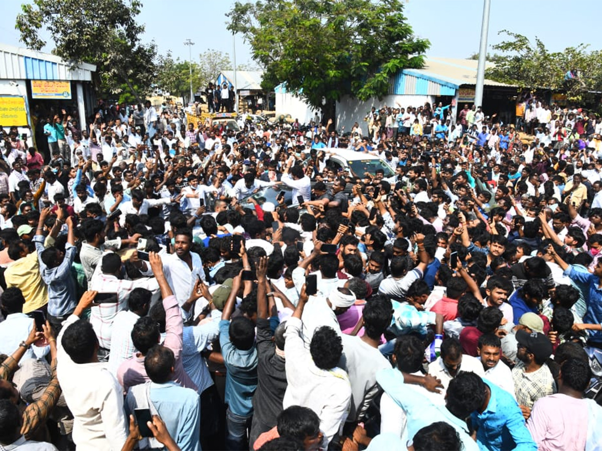 Massive Crowd At YS Jagan Guntur Visit Mirchi Yard Farmers Protest, Highlights Photos Gallery22