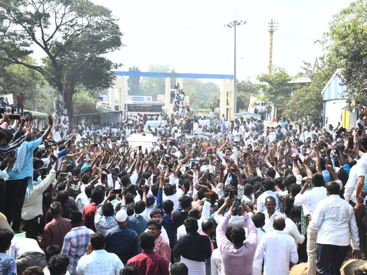 Massive Crowd At YS Jagan Guntur Visit Mirchi Yard Farmers Protest, Highlights Photos Gallery25