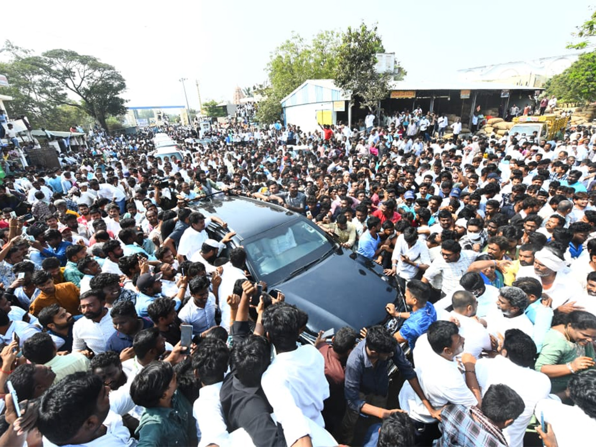 Massive Crowd At YS Jagan Guntur Visit Mirchi Yard Farmers Protest, Highlights Photos Gallery26