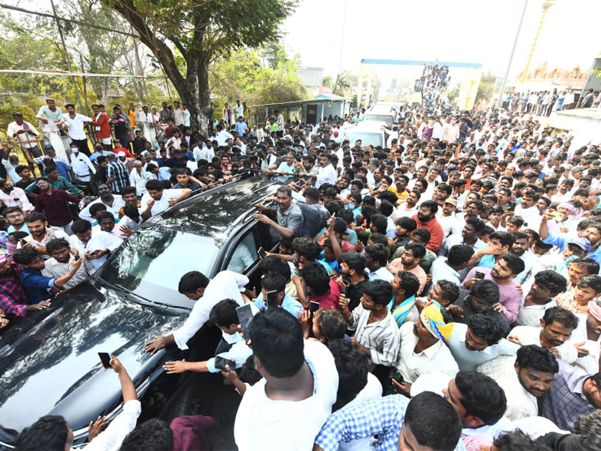 Massive Crowd At YS Jagan Guntur Visit Mirchi Yard Farmers Protest, Highlights Photos Gallery27