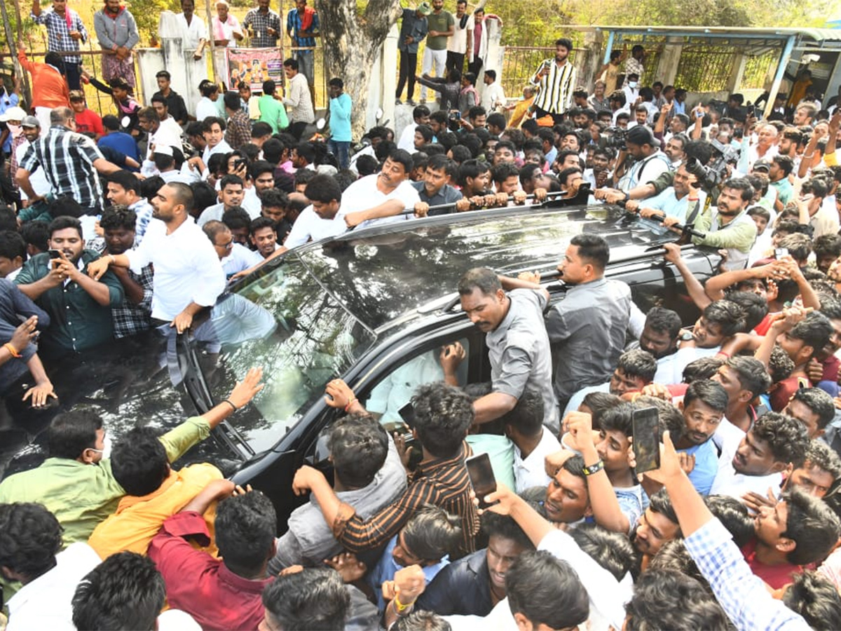 Massive Crowd At YS Jagan Guntur Visit Mirchi Yard Farmers Protest, Highlights Photos Gallery28