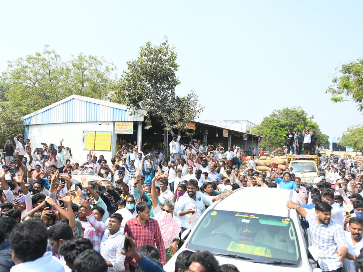 Massive Crowd At YS Jagan Guntur Visit Mirchi Yard Farmers Protest, Highlights Photos Gallery4