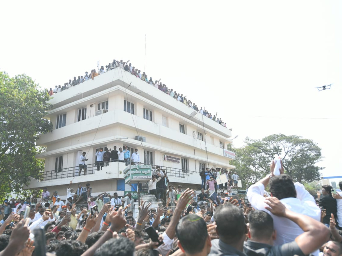 Massive Crowd At YS Jagan Guntur Visit Mirchi Yard Farmers Protest, Highlights Photos Gallery5