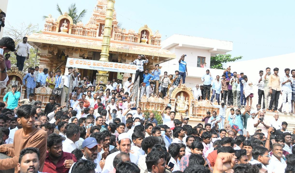 Massive Crowd At YS Jagan Guntur Visit Mirchi Yard Farmers Protest, Highlights Photos Gallery8