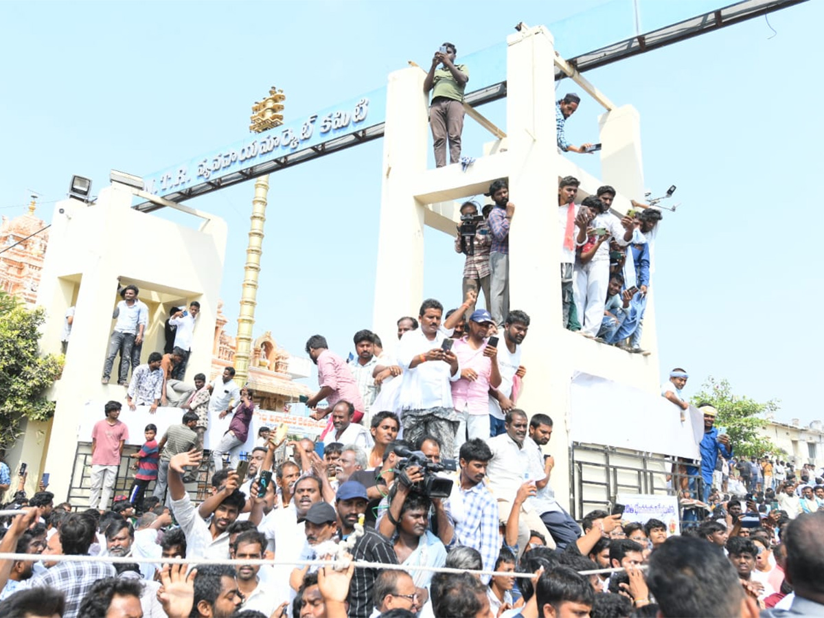 Massive Crowd At YS Jagan Guntur Visit Mirchi Yard Farmers Protest, Highlights Photos Gallery9