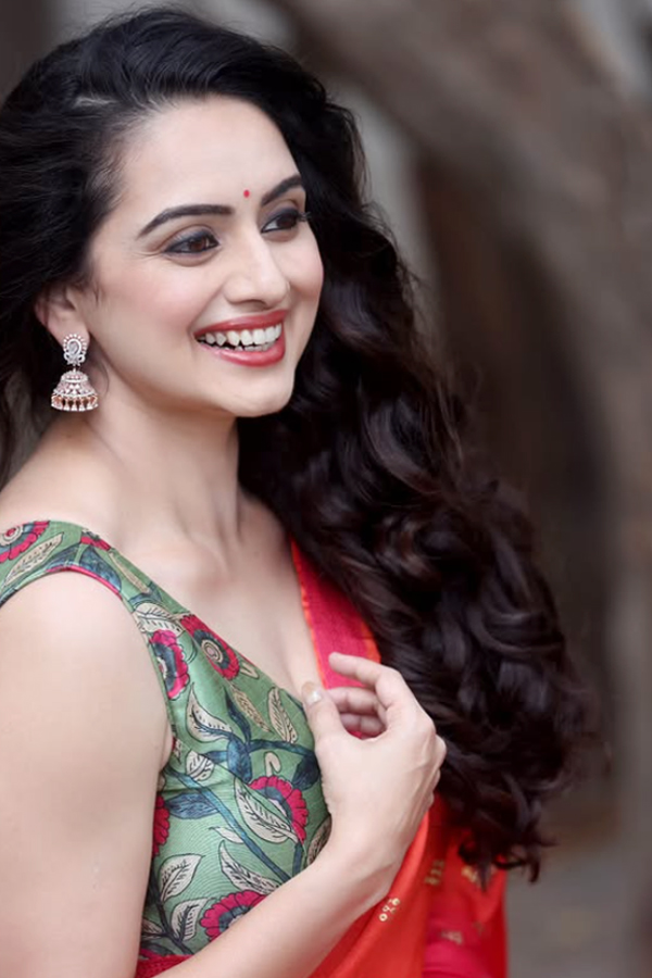 Shruti Marathe saree styles photos you will adore3