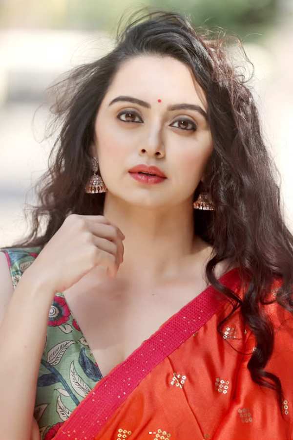 Shruti Marathe saree styles photos you will adore2