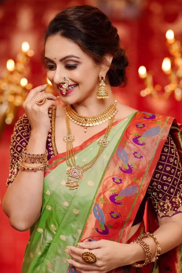 Shruti Marathe saree styles photos you will adore10