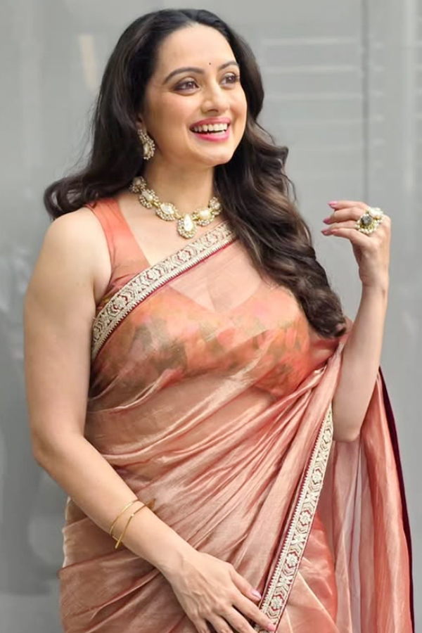 Shruti Marathe saree styles photos you will adore9