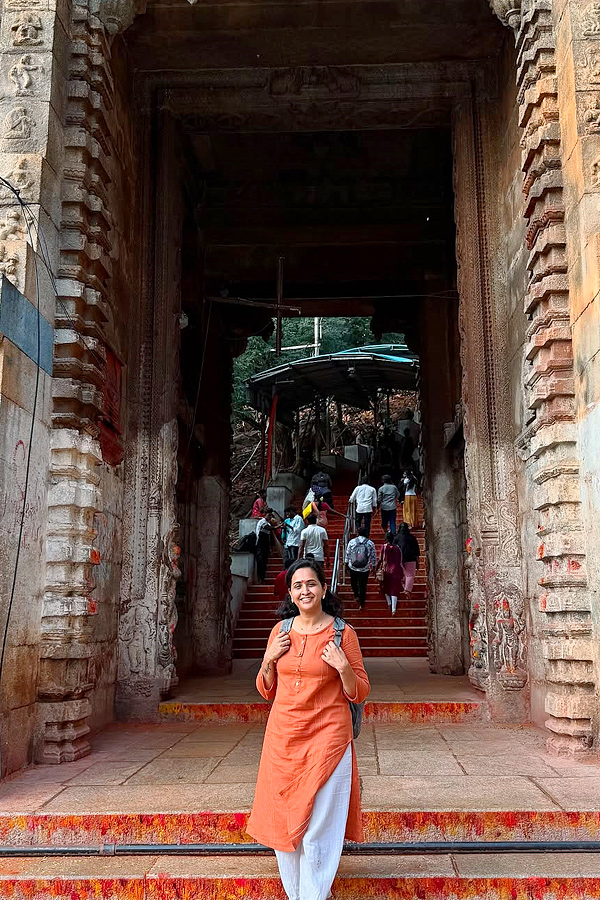 Tollywood Anchor Lasya walks to Tirumala on her wedding day Photos Viral15