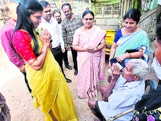 మొరాయించిన సర్వర్‌.. పింఛన్ల పంపిణీలో ఇబ్బంది1