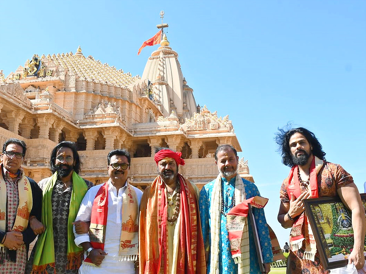 Kannappa Team Visits Maha Yatra of 12 Jyotirlingas before the Movie Release Photos9