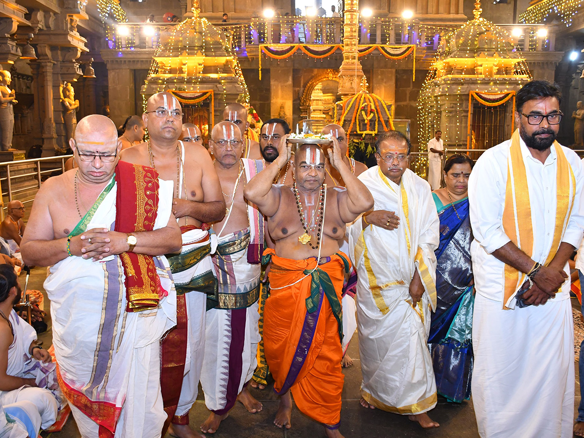 Giri Pradakshina in Yadagirigutta Temple Photos2