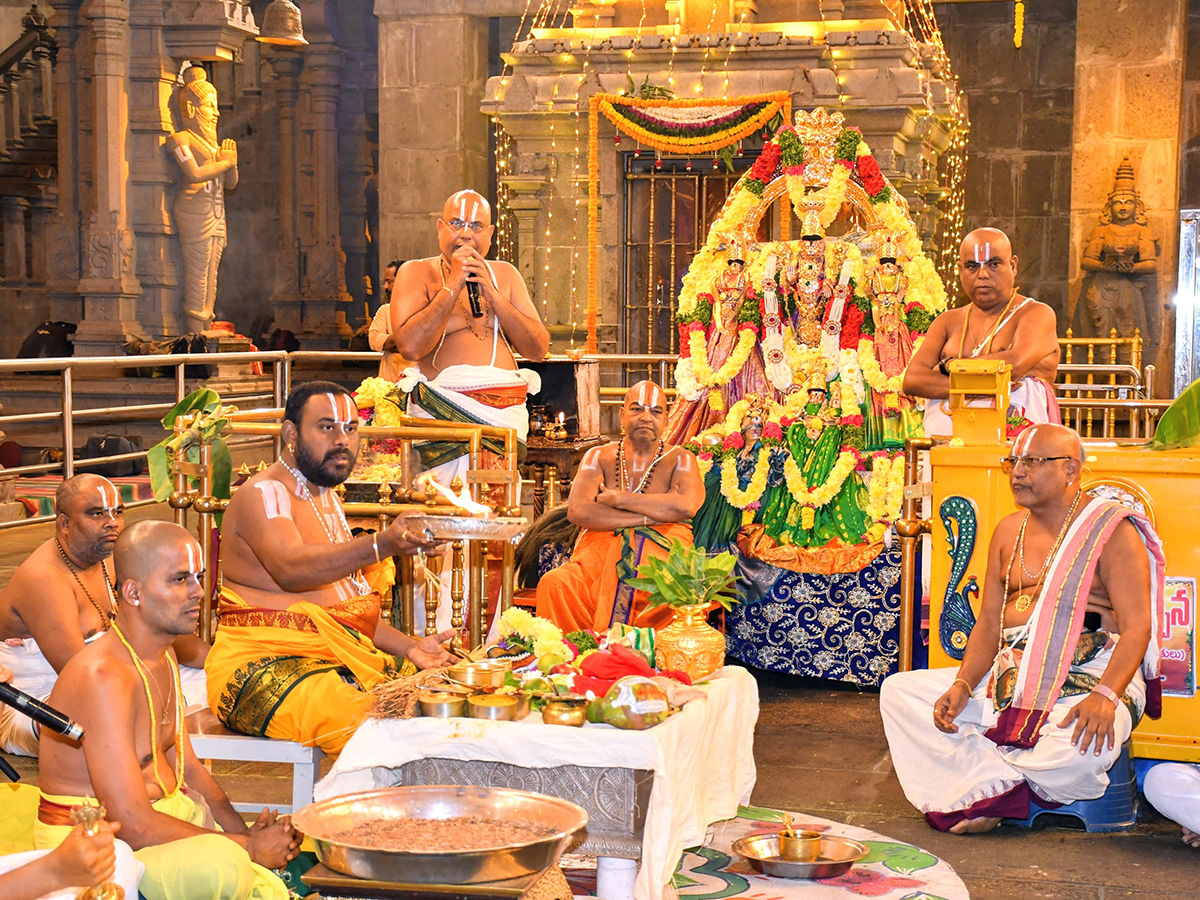 Giri Pradakshina in Yadagirigutta Temple Photos3