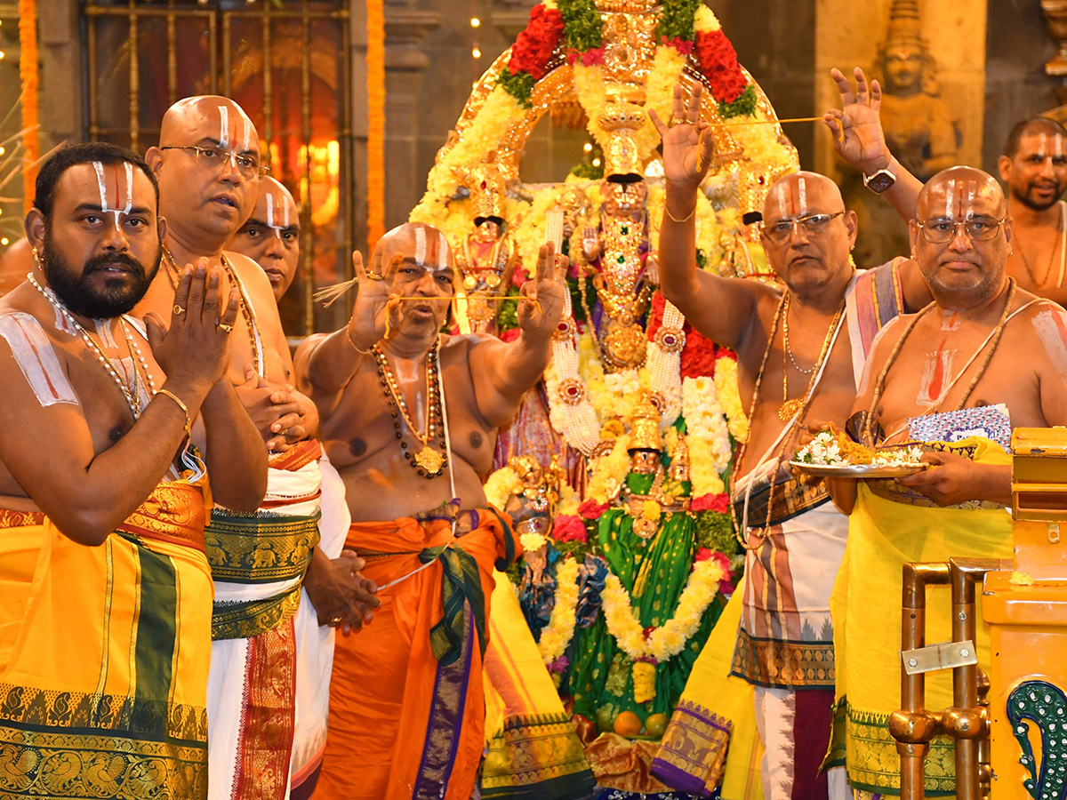 Giri Pradakshina in Yadagirigutta Temple Photos6