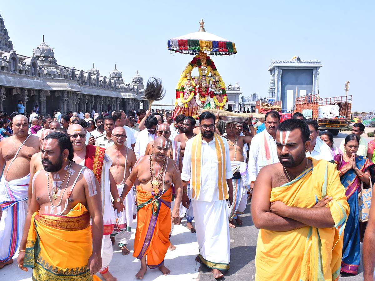 Giri Pradakshina in Yadagirigutta Temple Photos8