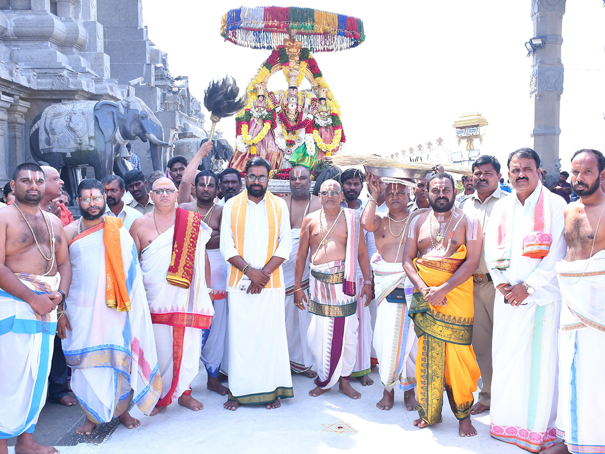 Giri Pradakshina in Yadagirigutta Temple Photos9