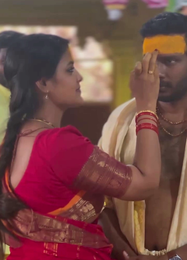 InPics: BB8 Soniya And Yash Offers Prayers To Komuravelli Mallanna With Patnalu After Marriage6