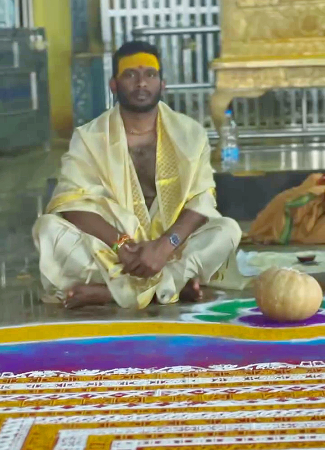 InPics: BB8 Soniya And Yash Offers Prayers To Komuravelli Mallanna With Patnalu After Marriage8