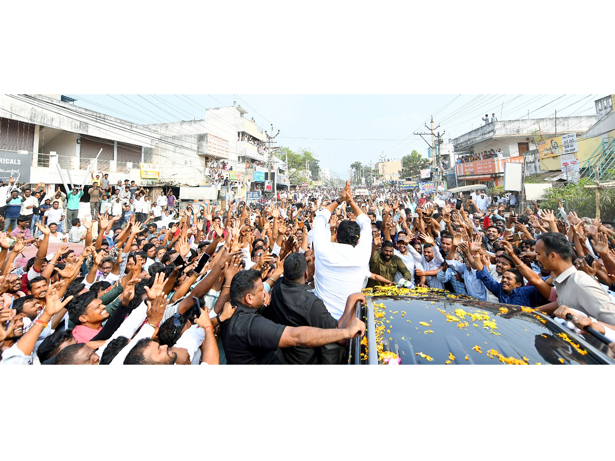 YS Jagan Receives Grand Welcome At Palakonda Photos2