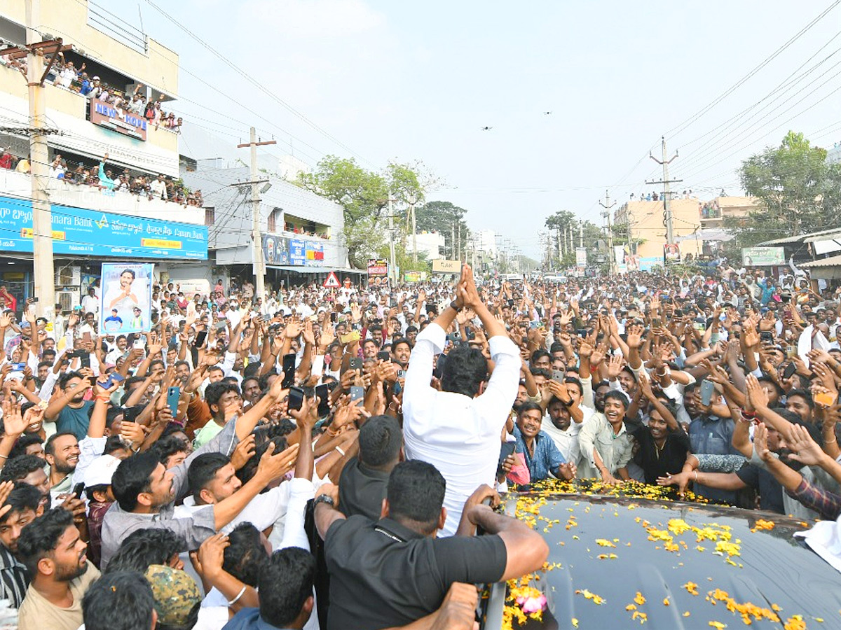 YS Jagan Receives Grand Welcome At Palakonda Photos11