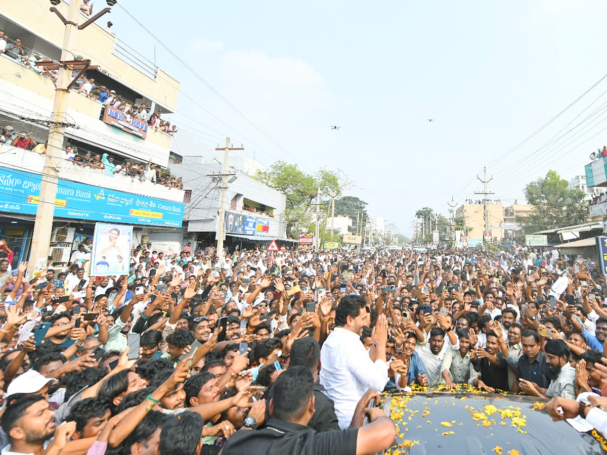 YS Jagan Receives Grand Welcome At Palakonda Photos12