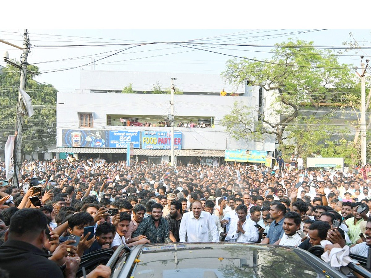 YS Jagan Receives Grand Welcome At Palakonda Photos14