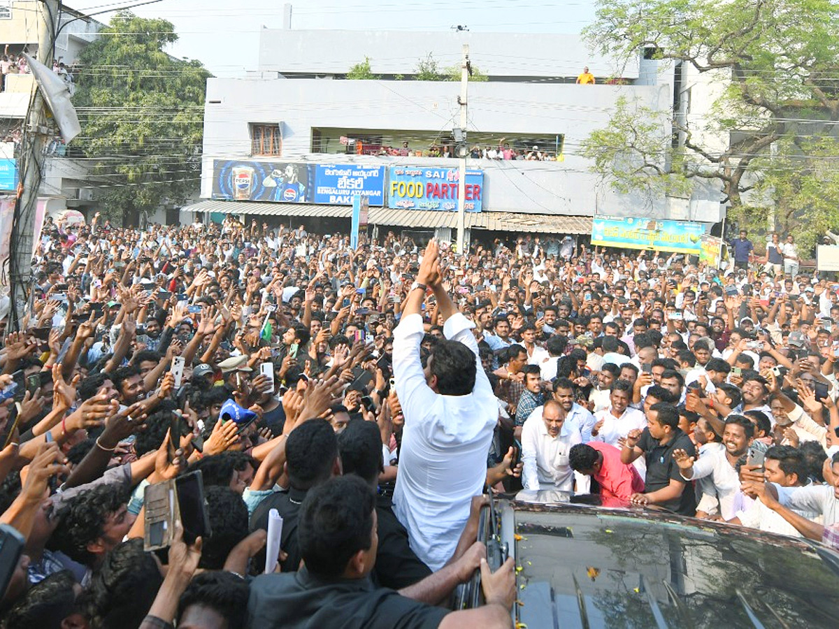 YS Jagan Receives Grand Welcome At Palakonda Photos15