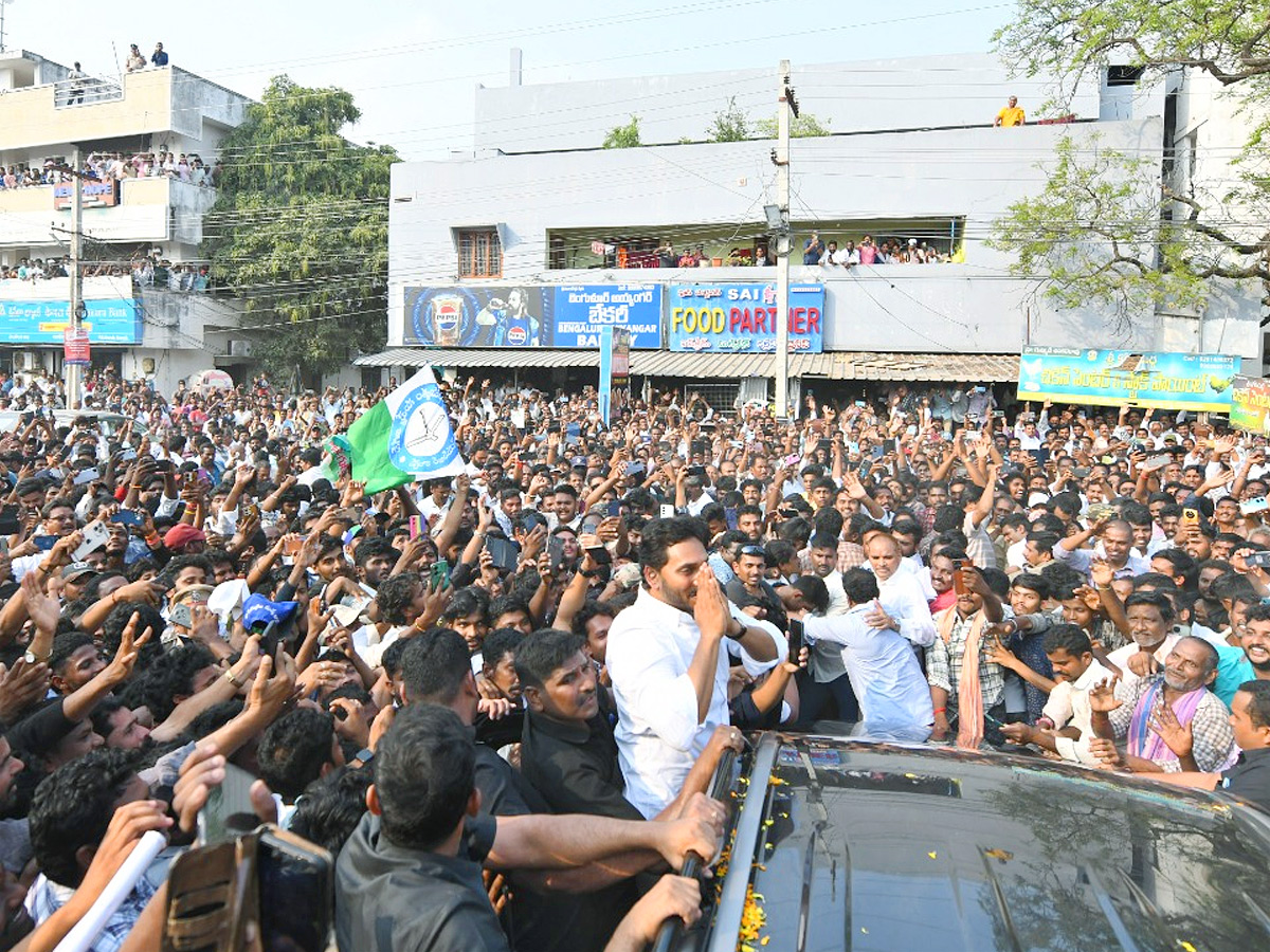 YS Jagan Receives Grand Welcome At Palakonda Photos17