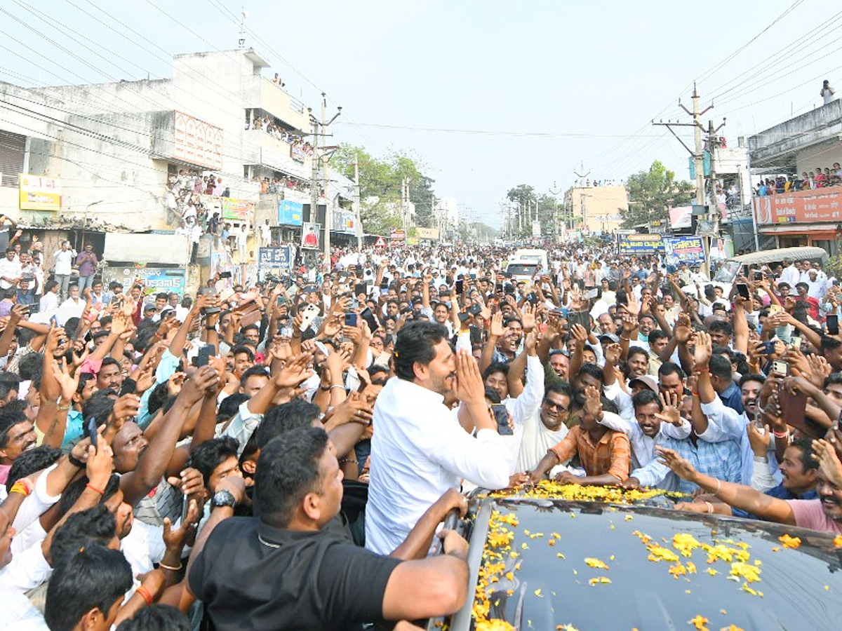 YS Jagan Receives Grand Welcome At Palakonda Photos3