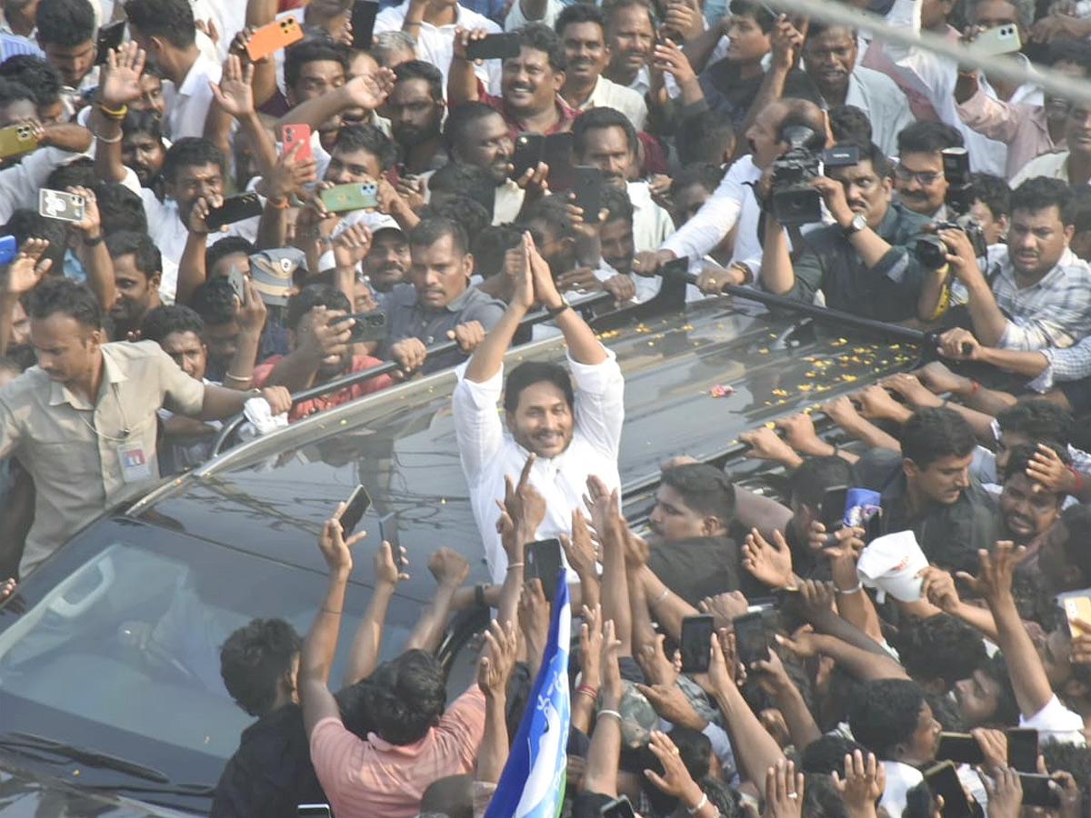 YS Jagan Receives Grand Welcome At Palakonda Photos21