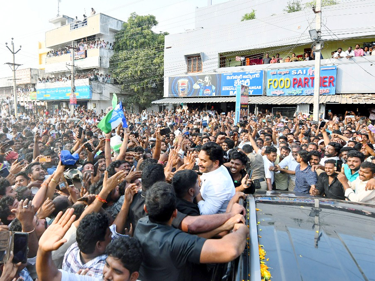 YS Jagan Receives Grand Welcome At Palakonda Photos22