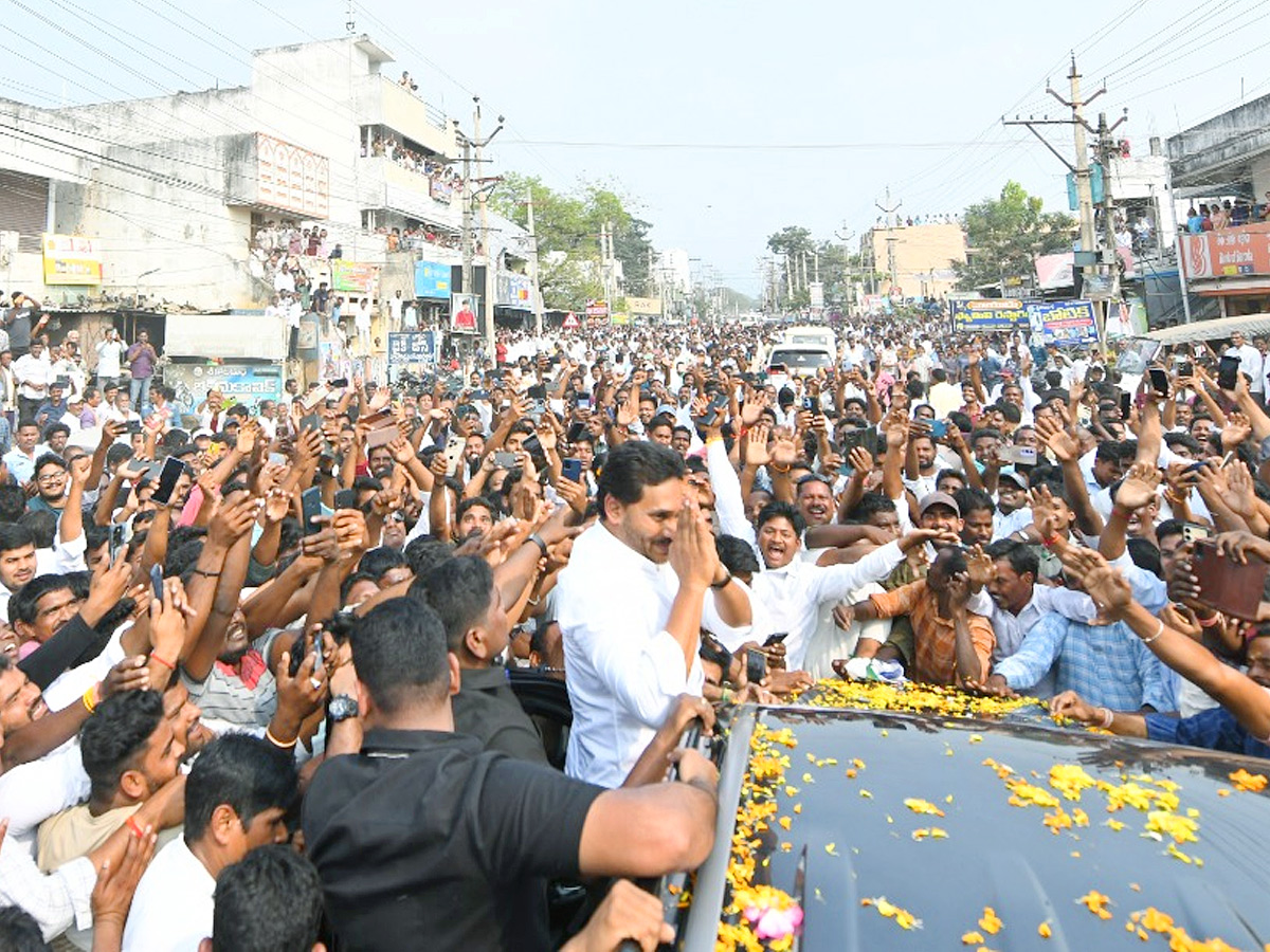 YS Jagan Receives Grand Welcome At Palakonda Photos4