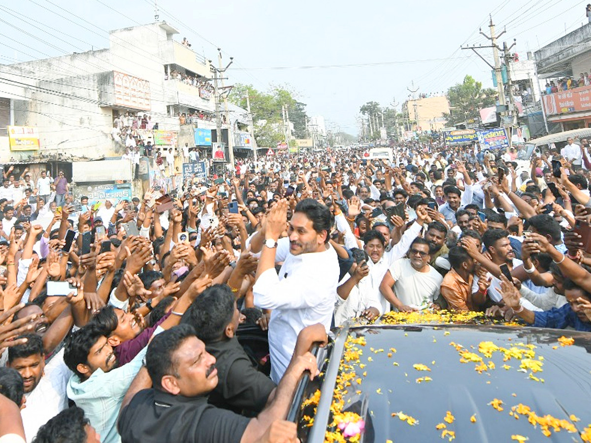 YS Jagan Receives Grand Welcome At Palakonda Photos5