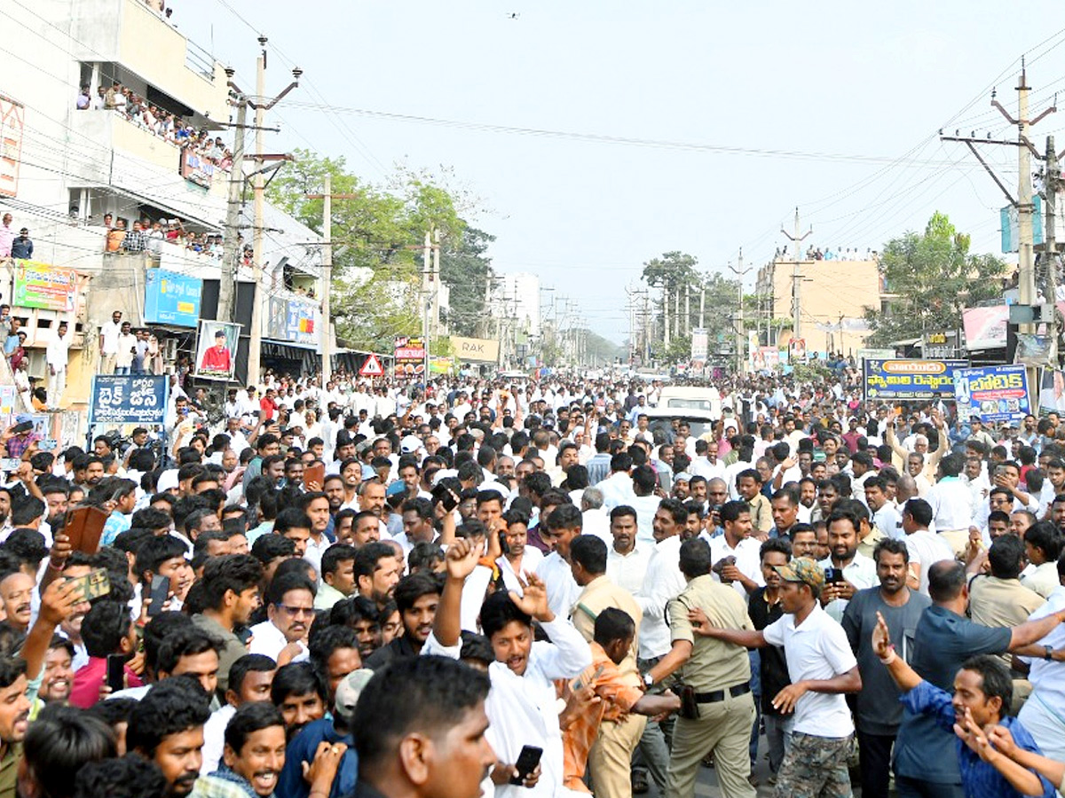 YS Jagan Receives Grand Welcome At Palakonda Photos6