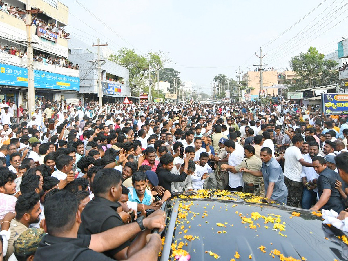 YS Jagan Receives Grand Welcome At Palakonda Photos7